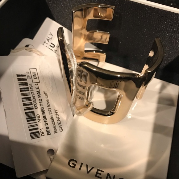 ♦️SOLD♦️$890 AUTHENTIC GIVENCHY GOLD LOGO BRACELET - Picture 5 of 7